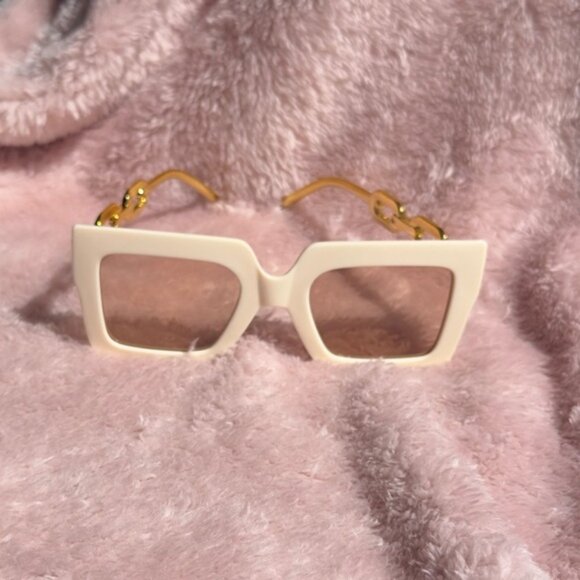 🤍 Vanilla Latte Sunglasses – Cream Luxe Chainlink Glam - Picture 3 of 4